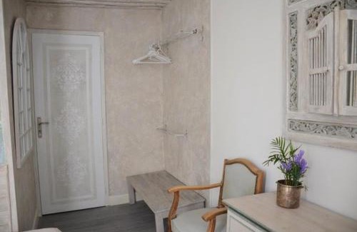 Bernay Casa | Petite chambre avec 2 lits dans maison d'artiste centre ville
