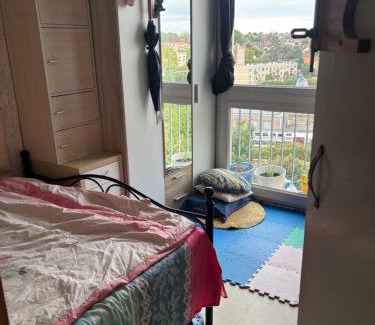 Orly Casa | Petite Chambre simple avec un lit double à Orly ville