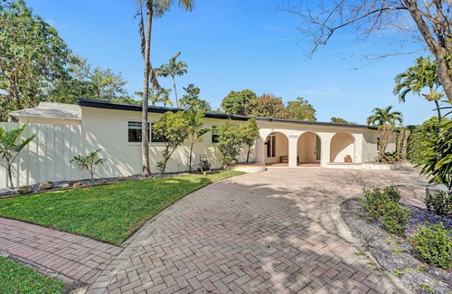 Ives Estates Apartamento | Petite Houze W/ WI-FI and Parking