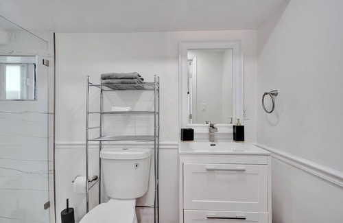 Ives Estates Apartamento | Petite Houze W/ WI-FI and Parking