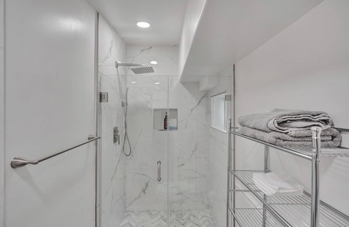 Ives Estates Apartamento | Petite Houze W/ WI-FI and Parking