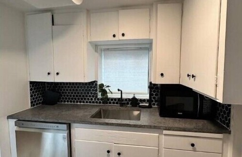 Riley Park-Little Mountain Casa | "Petite Main Street Haven!”