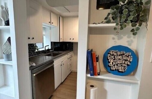 Riley Park-Little Mountain Casa | "Petite Main Street Haven!”