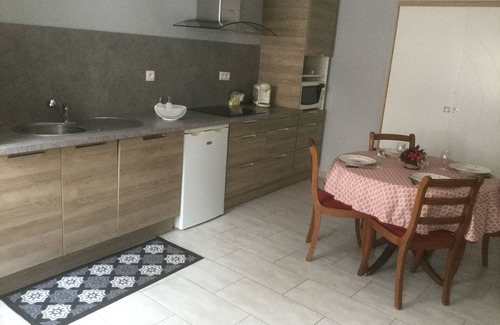 Ligny-le-Chatel Casa | Petite Maison Dans le Chablisien