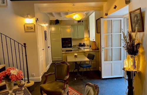 Combourg Casa | Petite Maison Darrière-cour au Pied du Château