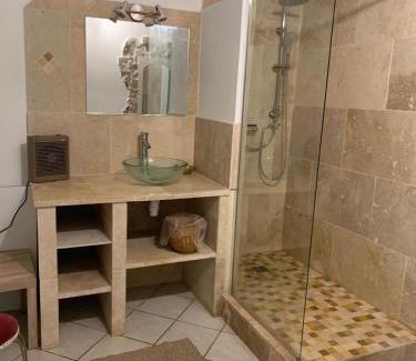 Fontienne Apartamento | PETITE Maison de village Fontienne 21 chemin des charbonniers