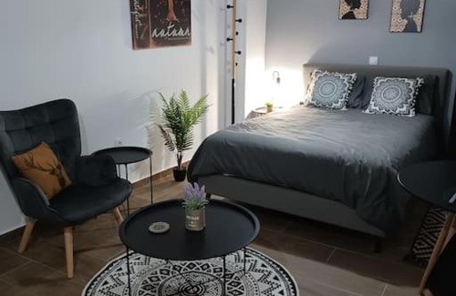 Lesvos Apartamento | Petite suite with backyard.