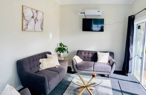 Petone Casa | Petone Beach - Entire Villa & Optional Sleep-Out