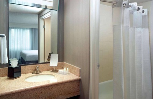 Home Park Hotel | Pets are Allowed Here! 3 Modern Units, Seasonal Outdoor Pool!