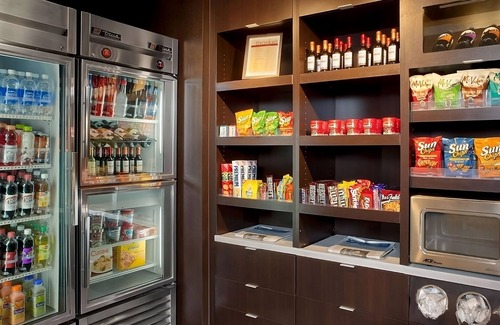 Home Park Hotel | Pets are Allowed Here! 3 Modern Units, Seasonal Outdoor Pool!