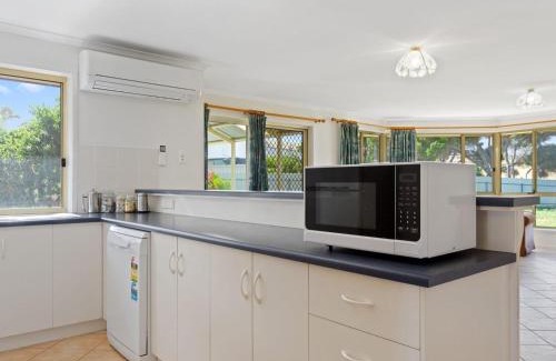 Normanville Casa | Pets at the Beach 8 Marto Court