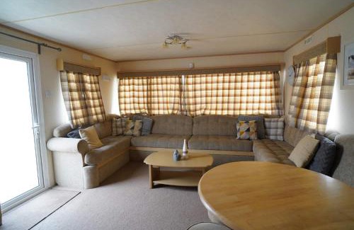Heacham Chalet De Esquí | pets go free family 3 Bed Caravan with Decking
