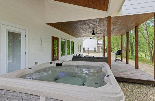 Golden Apartamento | Pets OK! Hot Tub, Waterfront, Starlink, Firepit