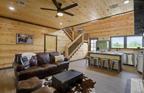 Golden Apartamento | Pets OK! Hot Tub, Waterfront, Starlink, Firepit