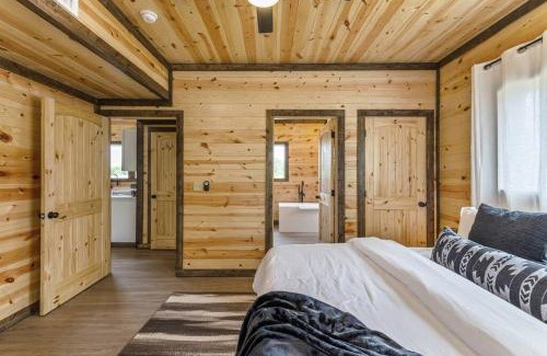 Golden Apartamento | Pets OK! Hot Tub, Waterfront, Starlink, Firepit