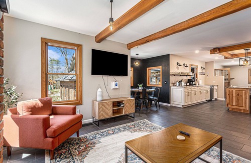 Hopkins Casa | Pets Ok | Privacy | Arcades | Hot Tub | Fire Pit
