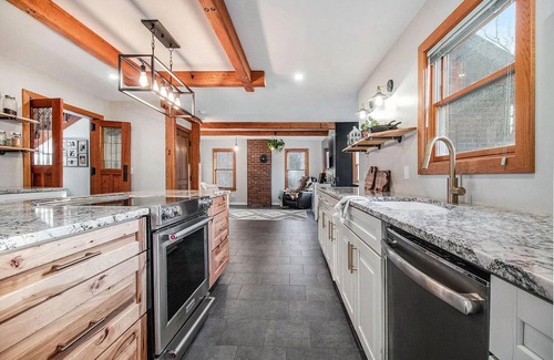 Hopkins Casa | Pets Ok | Privacy | Arcades | Hot Tub | Fire Pit