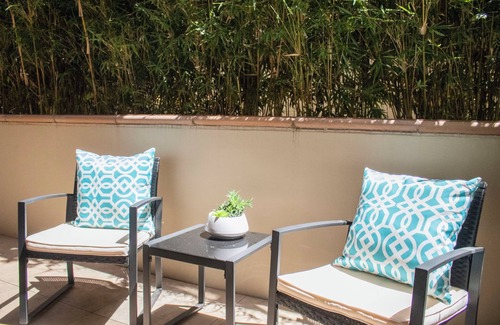 Walnut Creek Apartamento | Pets Stay Free Private Terrace Elevator King Beds In-Unit W/D