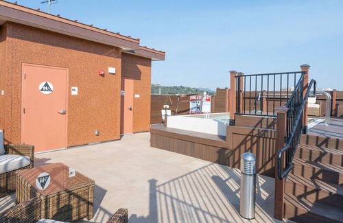 Walnut Creek Apartamento | Pets Stay Free Private Terrace Elevator King Beds In-Unit W/D