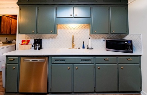 Madison Casa | Pets Stay Free! Renovated Ranch in quiet Cut De Sac