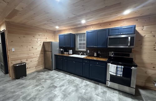 Sunbury Cabina | Pets welcome at this peaceful cabin with a view