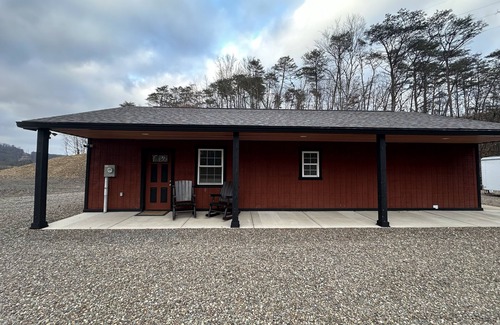 Sunbury Cabina | Pets welcome at this peaceful cabin with a view