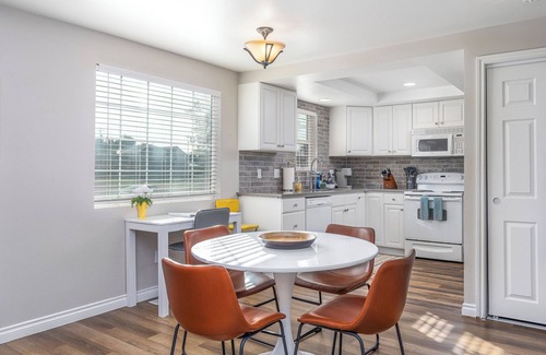 Tri-Cities Casa | Pets welcome! Charming 2-bedroom townhome in Kennewick w/ Blazing WiFi + AC/Heat