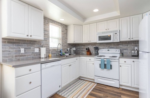 Tri-Cities Casa | Pets welcome! Charming 2-bedroom townhome in Kennewick w/ Blazing WiFi + AC/Heat