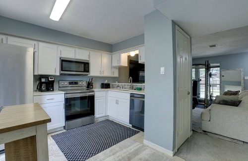 Humble Casa | Pets Welcome! Humble Townhome 4 Mi to Airport
