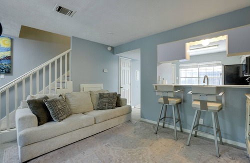 Humble Casa | Pets Welcome! Humble Townhome 4 Mi to Airport