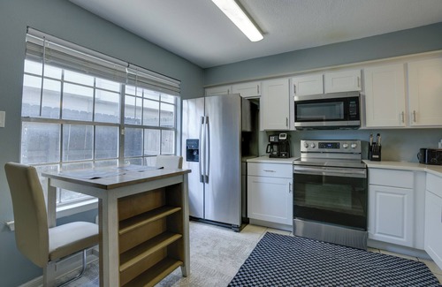 Humble Casa | Pets Welcome! Humble Townhome 4 Mi to Airport