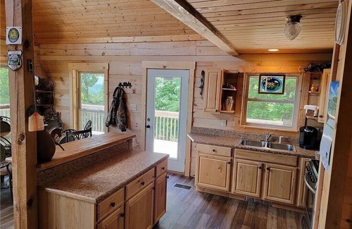 Hays Cabina | PETS WELCOME Whitetail Chalet: Your Mountain Adventure Base Near Stone Mountain!