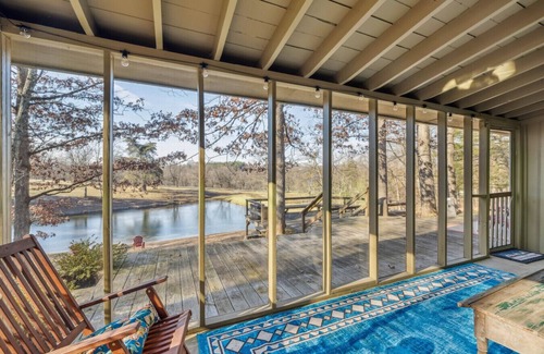 Berkeley Springs Cabina | Pets | Wifi | Pond | Fireplace | Deck | Grill | Screen Porch |Private
