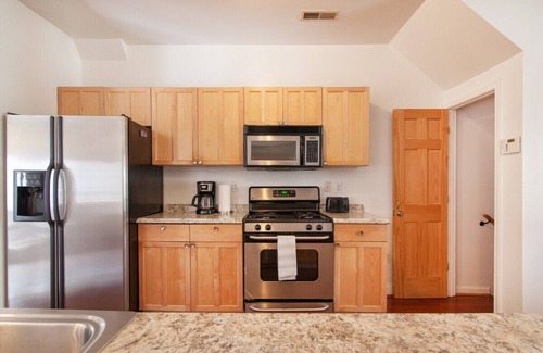 Petworth Casa | Illinois Avenue Suites - 3 habitaciones 2. 5 baños Escapada - ¡Tu hogar lejos de casa!
