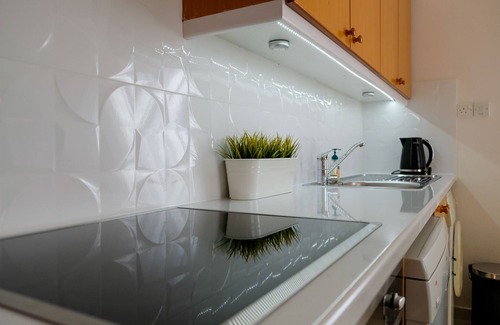 Peyia Town Apartamento | Peyia Fontana - Executive 2-bedroom penthouse, panoramic sea views and Hot Tub
