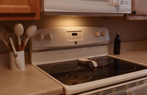 Brentwood Apartamento | PGH Home Away From Home - Pet Friendly!