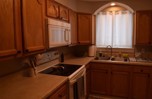Brentwood Apartamento | PGH Home Away From Home - Pet Friendly!