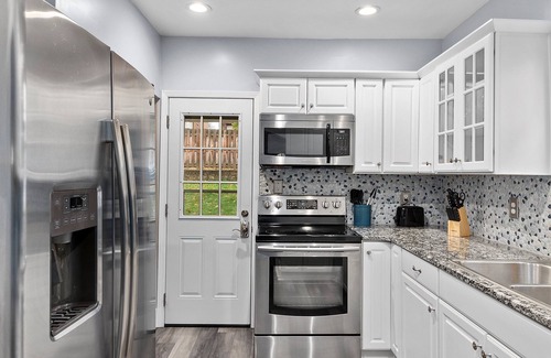 Brookline Casa | PGH Sapphire |Charming Design |Parking |10min from DT