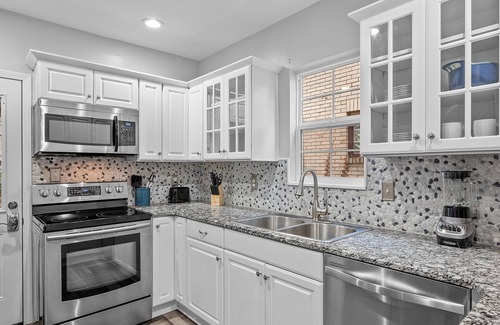Brookline Casa | PGH Sapphire |Charming Design |Parking |10min from DT