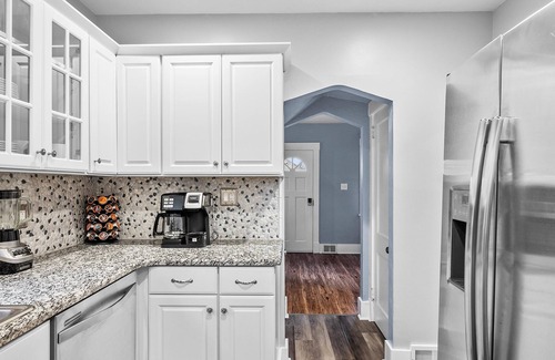 Brookline Casa | PGH Sapphire |Charming Design |Parking |10min from DT