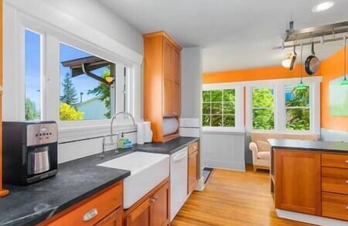 Phinney Ridge Casa | PH - Enchanted Path to a Gardenscape - 92 Walkscore!