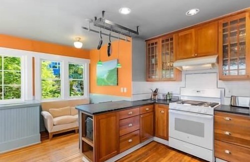 Phinney Ridge Casa | PH - Enchanted Path to a Gardenscape - 92 Walkscore!