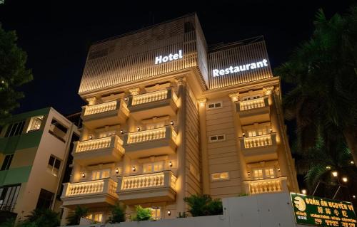 Phu My Hung Hotel | PH Hotel Near SECC Phu My Hung