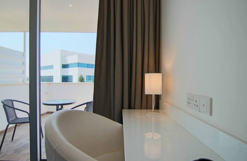 Acropolis Apartamento | Phaedrus Living: Luxury Suite Nicosia 506