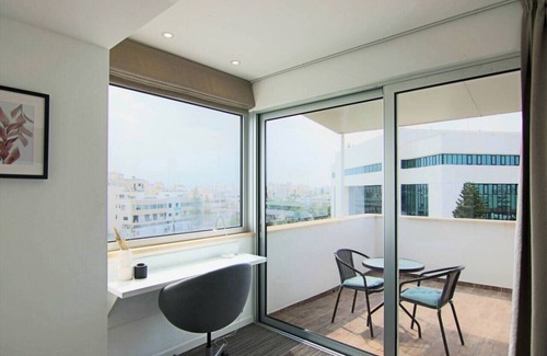Acropolis Apartamento | Phaedrus Living: Luxury Suite Nicosia 507