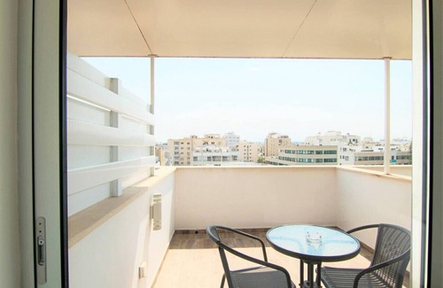 Acropolis Apartamento | Phaedrus Living: Luxury Suite Nicosia 508