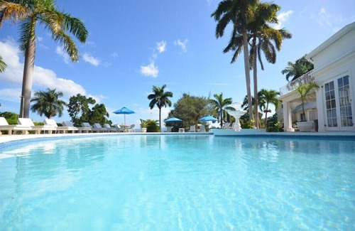 Montego Bay Villa | ¡PISCINA PRIVADA! ¡COCINERO! ¡BALONCESTO! ¡PISTA DE TENIS! ¡FAMILIA AMIGABLE!