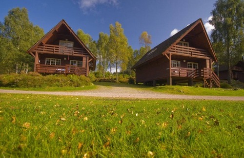 Tomich Chalet De Esquí | Woodland Lodges (duerme 6 en 3 habitaciones)