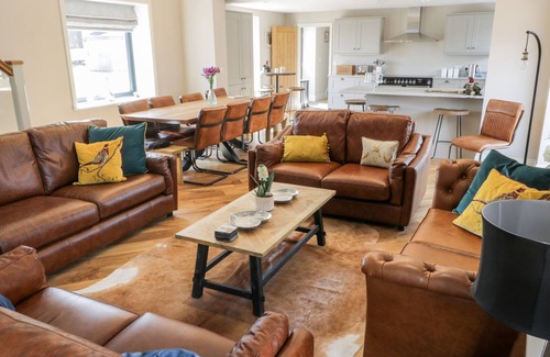 Mappleton Cabaña | PHEASANT'S ROOST, pet friendly, with hot tub in Burton Pidsea