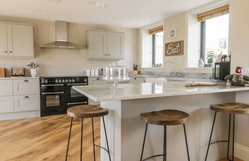 Mappleton Cabaña | PHEASANT'S ROOST, pet friendly, with hot tub in Burton Pidsea